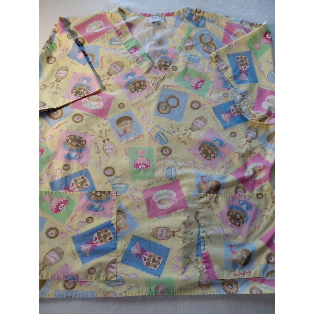 Jaylyn Scrub Top V-Neck Dessert Pattern